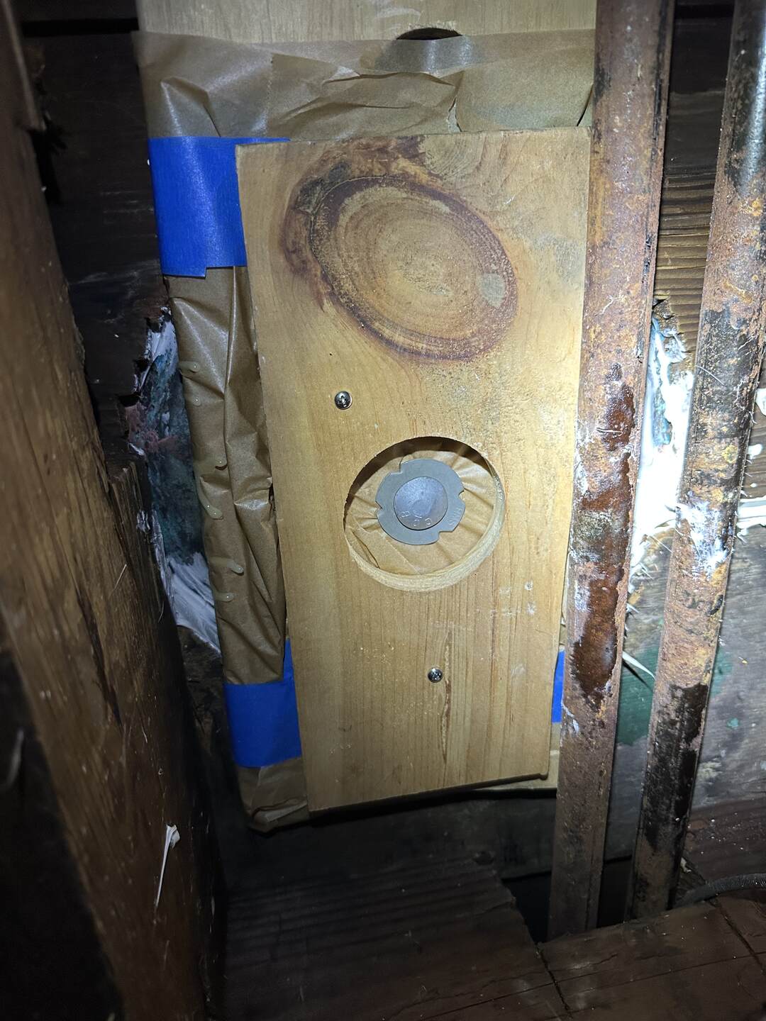 Hole saw guide situated concentric to the clamping bolt from below